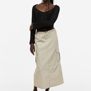 H&M parachute cargo skirt. Never worn. Amazing condition.